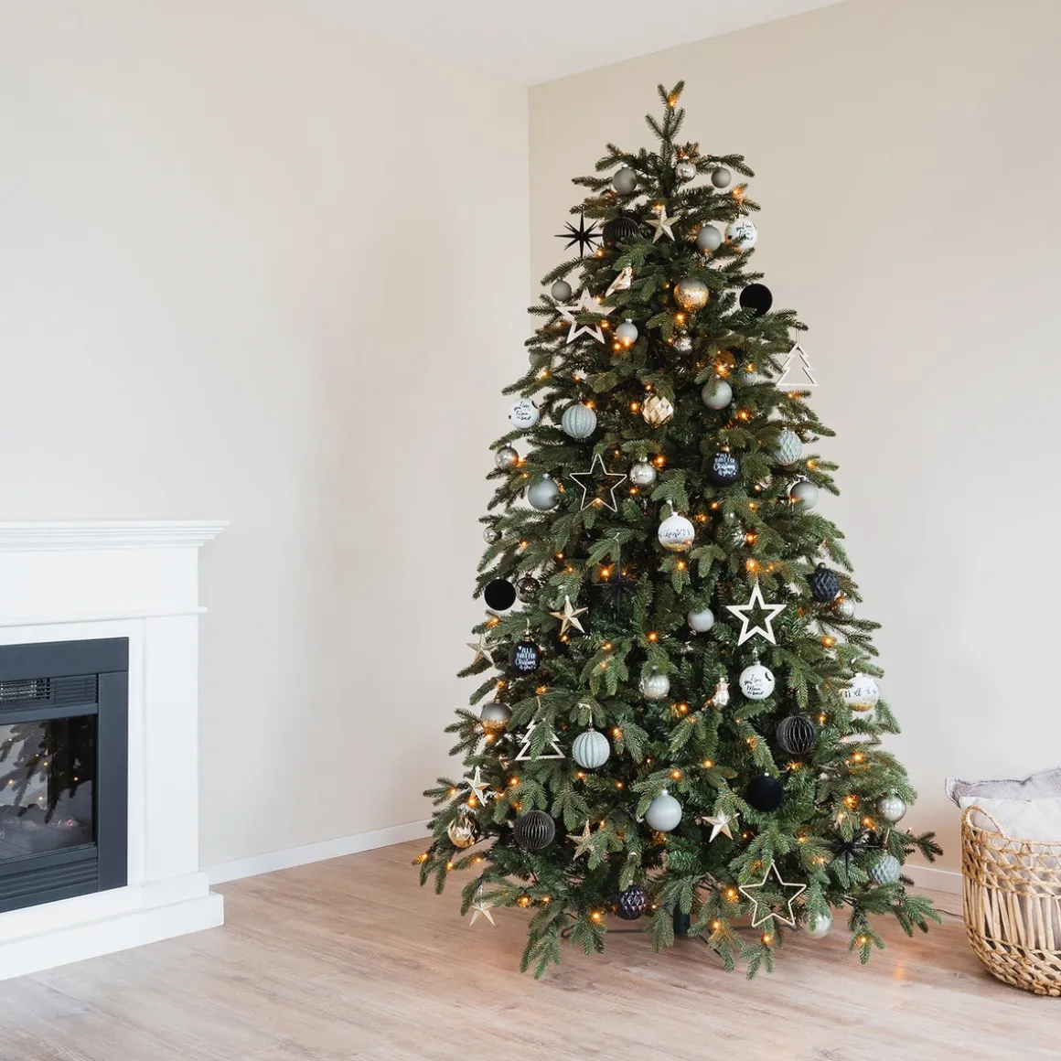Christmas Tree Package 'Modern Elegance': Modern Ornaments And Luxurious Materials