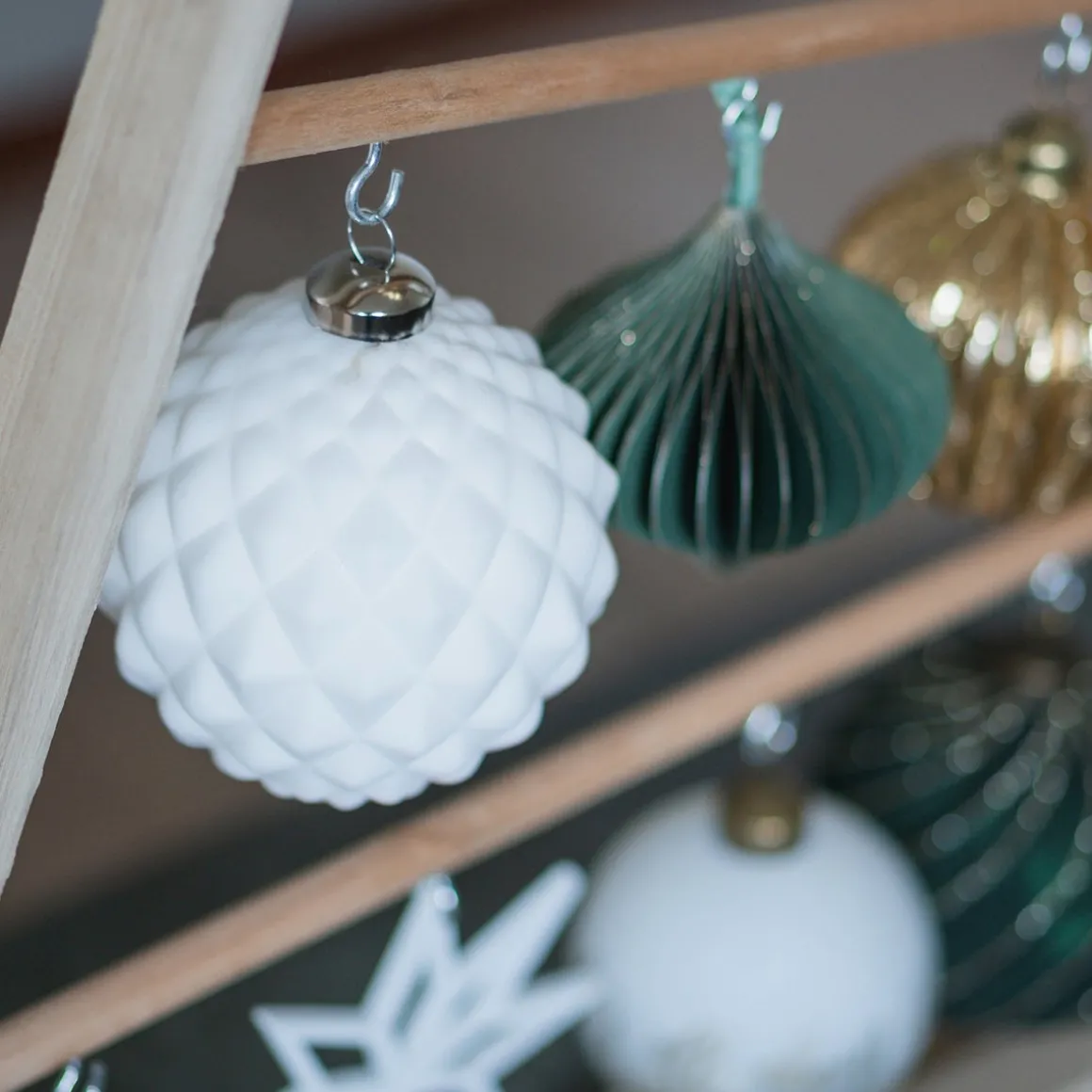Cool Christmas Bauble Winterwonder 10cm White